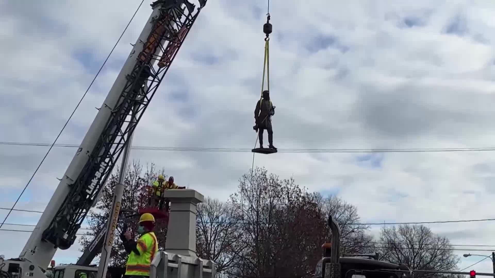 Премахнаха последната статуя на Конфедерацията в град Ричмънд, Вирджиния (ВИДЕО)