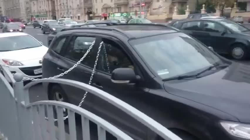 Смях! Вържи колата, да ти е мирна главата