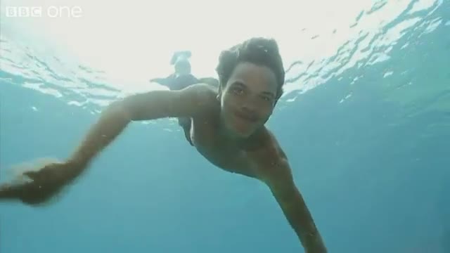 Изключителни деца от племето Мокен виждат ясно под водата