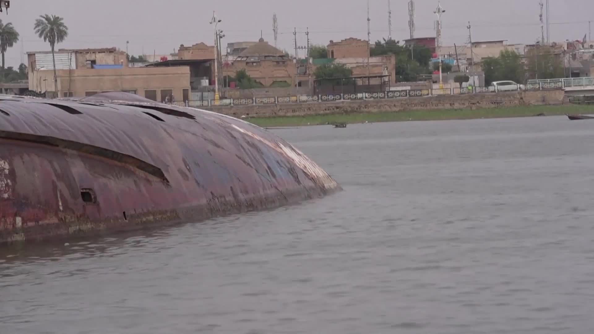 Луксозна яхта на Саддам Хюсеин ръждясва в река край Басра (ВИДЕО)