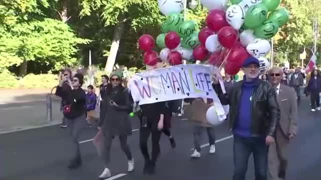80 000 души в Берлин показаха солидарност с протестите в Иран