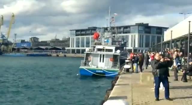 Атрактивен никулденски поздрав с корабни сирени и водни оръдия в Бургас
