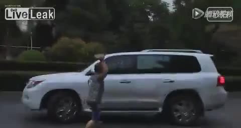 Хора се саморазправят с шофьор на Lexus убил човек и опитал да избяга от мястото на инцидента