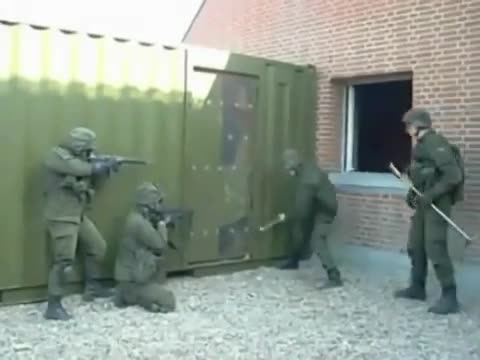 Смях ... Ето така се отваря врата!