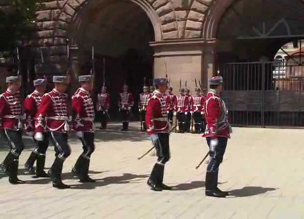 Смяна на караула пред Президентството