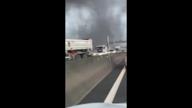 9 ДЕН НЕДОВОЛСТВО: Запалени кошчета и блокирани пътища във Франция