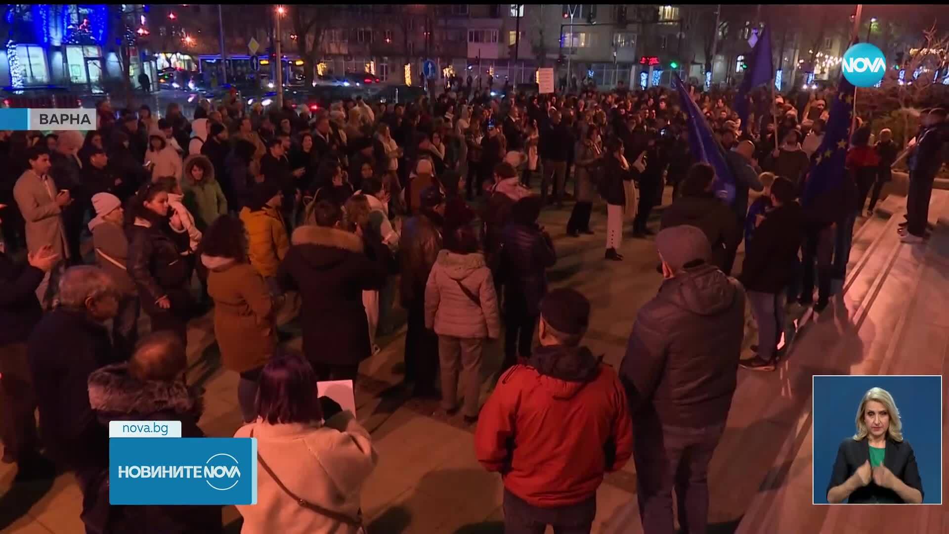 Граждани се събраха на нови протести в София и в други големи градове