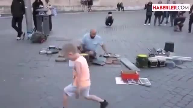 Той прави музика от всичко.