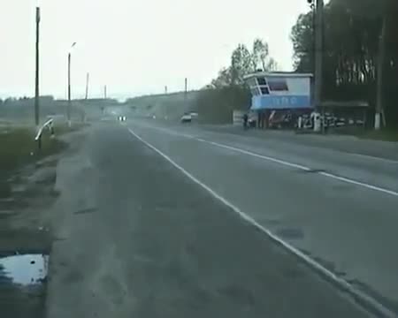 На този полицай няма кой да му спре ..