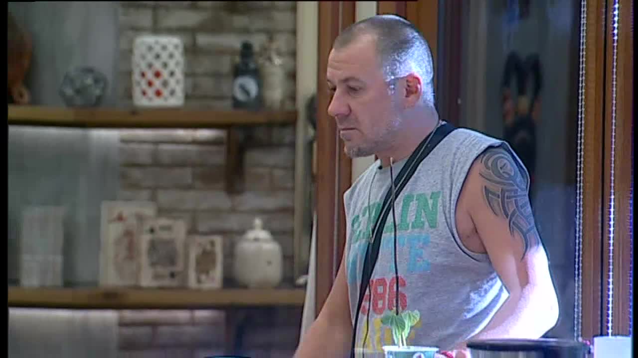 Гъмов моли Big Brother за песен