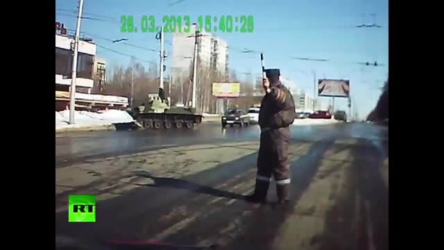 >Смях ... По улиците на Русия - Танк срещу стълб !!!