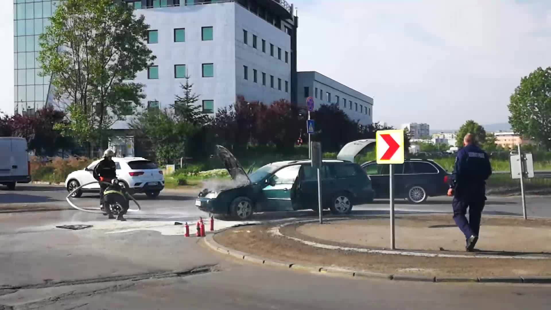Кола пламна в движение в София
