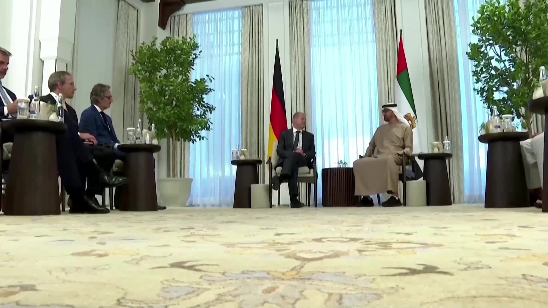 Германският канцлер е на обиколка в Персийския залив за нови енергийни сделки (ВИДЕО)