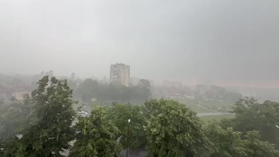 Силна буря с проливен дъжд, гръмотевици и градушка нанесе щети в Хасково