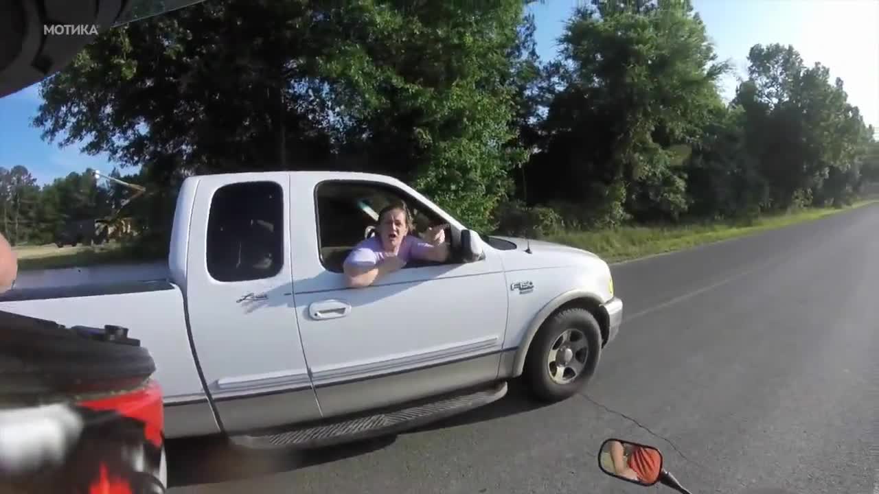 Шофьор за малко да блъсне моторист, но си получава заслуженото