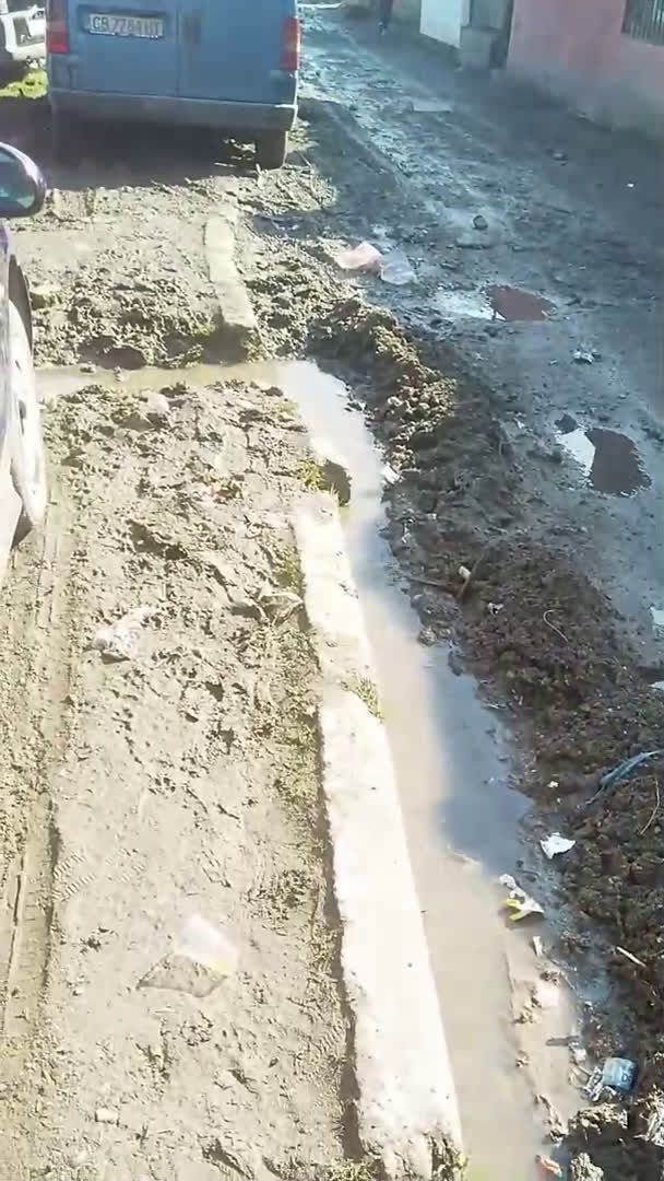 Извира вода от канала