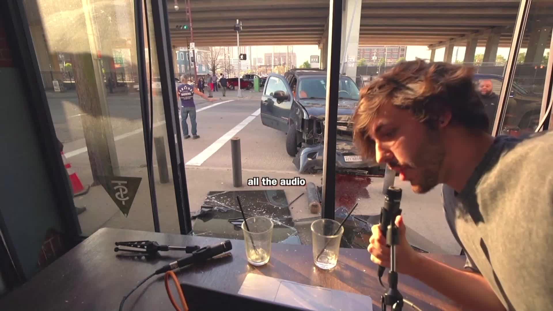 ДРАМАТИЧНИ КАДРИ: Кола се блъсна в кафене по време на предаване на живо (ВИДЕО)