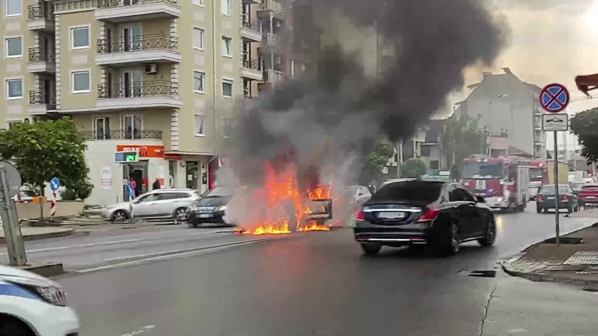 Кола изгоря насред столичен булевард