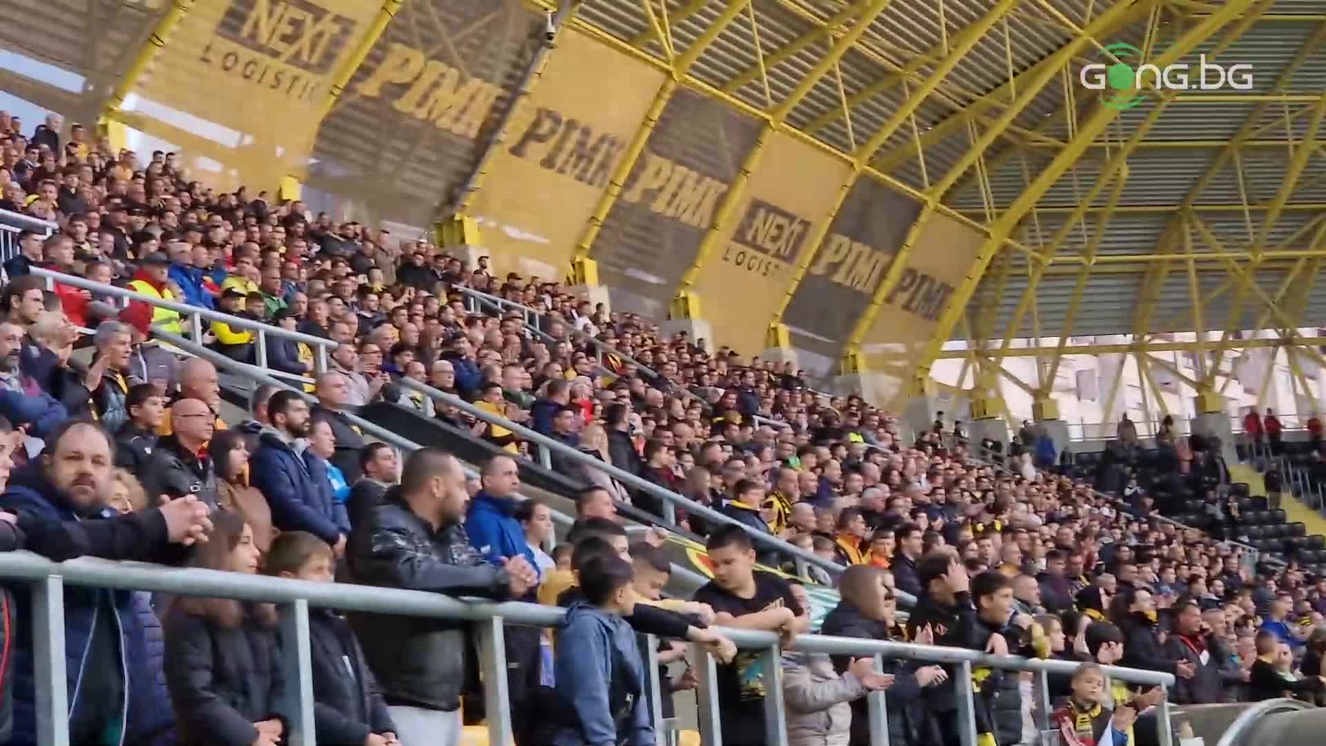 Аплодисменти от феновете на Ботев Пд в памет на Тумби