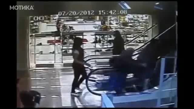 Баба за първи път на ескалатор