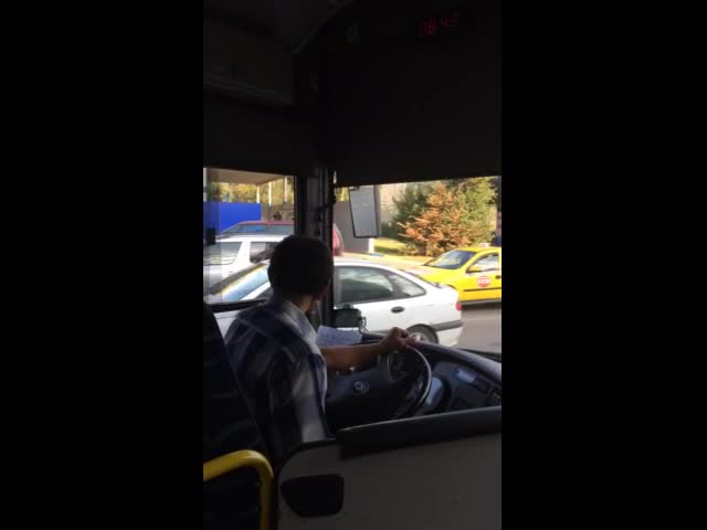 "Моята новина": Водач на автобус пуши