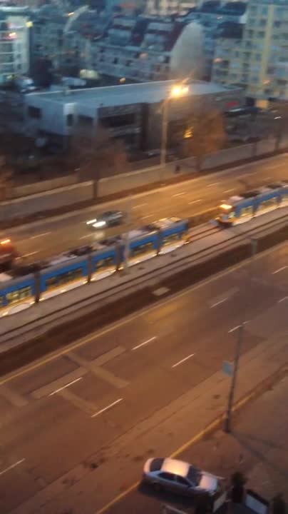 Кола на релсите спря трамваите