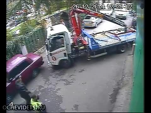 Камера заснема жена паркира пред гараж ,резултатът не закъснява