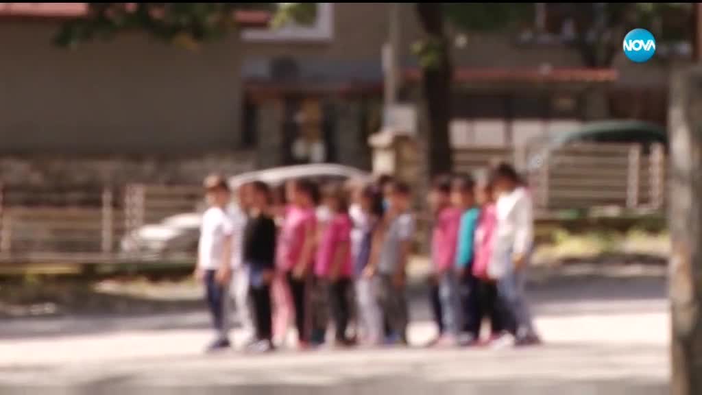 ПРИ ПРИБЛИЖАВАЩ ВЛАК: Ученици минават през жп релси, подканвани от учителка