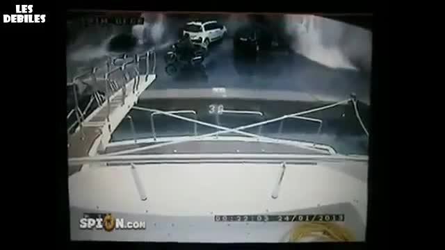 Огромна вълна помита коли и мотор
