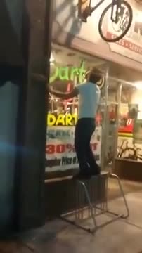 Пияница се опитва да седне на колело монтирано на стената