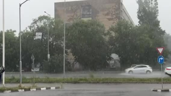 Поройни дъждове в София