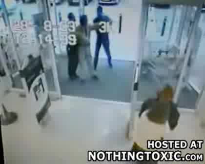 Жена Спъва Крадец На Изхода На Магазина (Смях и Болка)