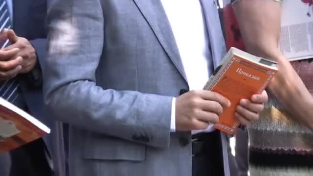 Плевнелиев чете "Дядо вади ряпа" на пловдивските деца
