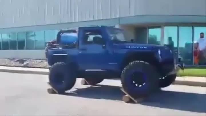 Луд шофьор прави зашеметяващ баланс с джип!
