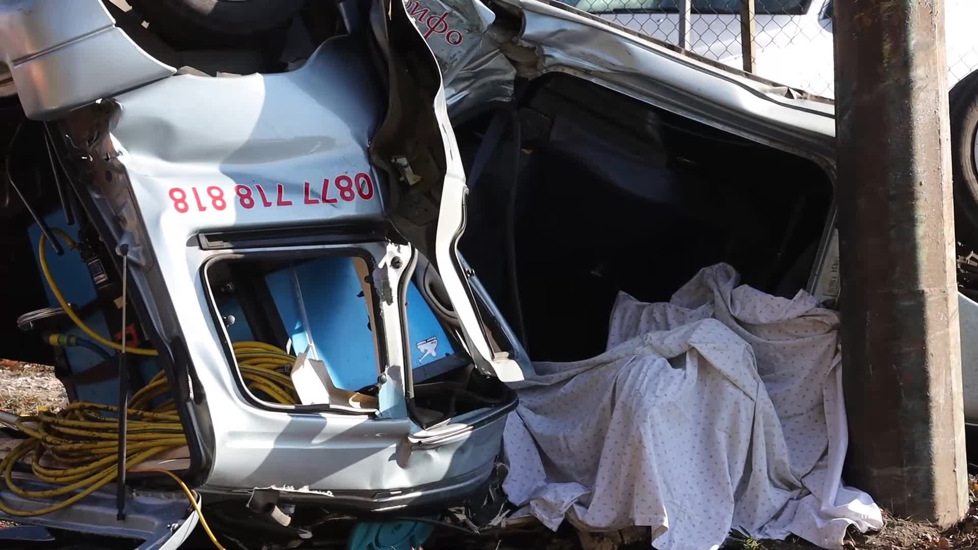 Кола се заби в стълб в Габрово, двама млади мъже загинаха