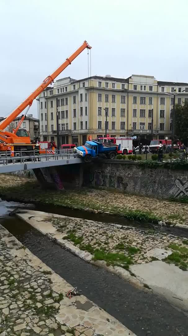 Спасителна акция на Лъвов мост