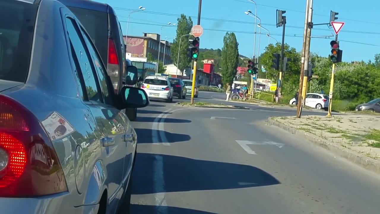 Автомобил на Пътна полиция нарушава правилата за движение
