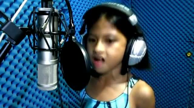 10 годишно момиче изпълнява невероятно песента The Power of love на Celine Dion