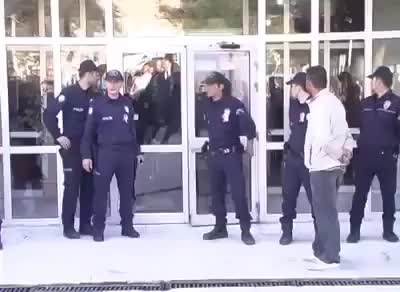 Не всеки полицай влиза като по филмите