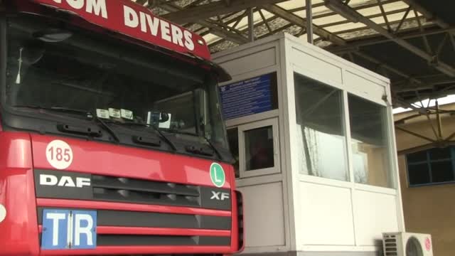 Безкасово плащане на камионите доведе до хаос на Дунав мост