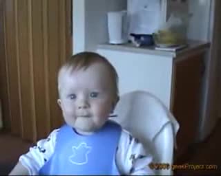 Бебе Се Смее По Много Смешен Начин