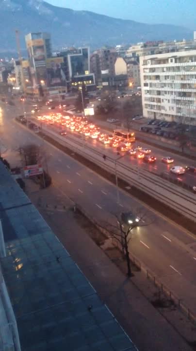 Кола на трамвайните релси