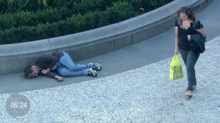 Мъж, се облече и в скъпи и в боклуджийски дрехи, за да види който ще му помогне. Вижте резултата!