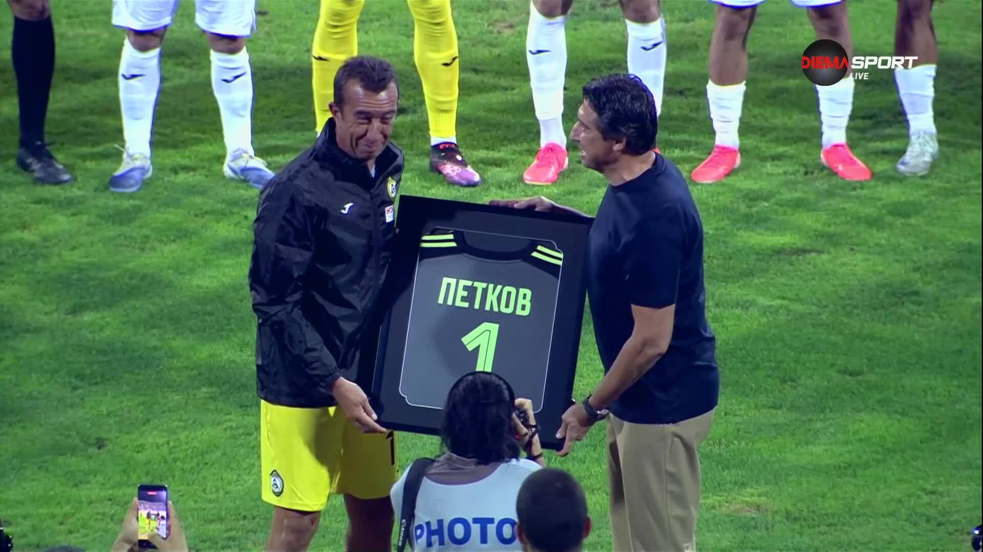 Левски почете Георги Петков преди двубоя със Славия