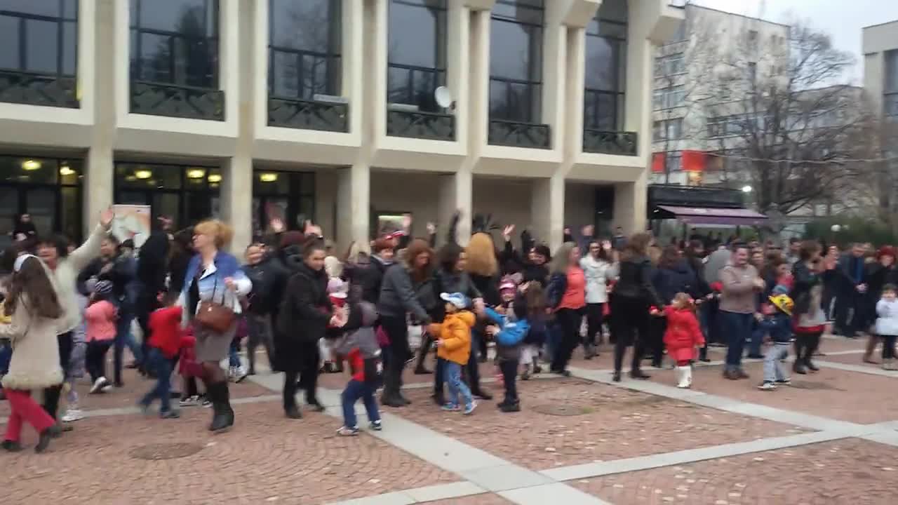 Стотици във флашмоб за рождения ден на детска градина