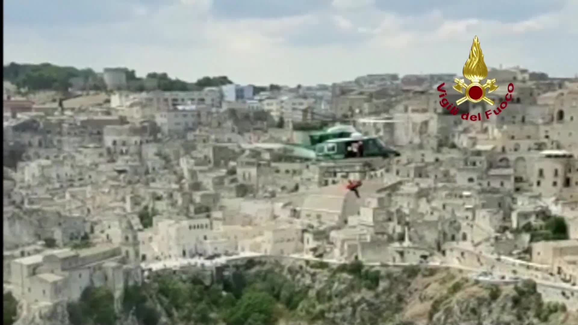 Вижте кадри от спасителна акция, достойна за филм на Джеймс Бонд (ВИДЕО)