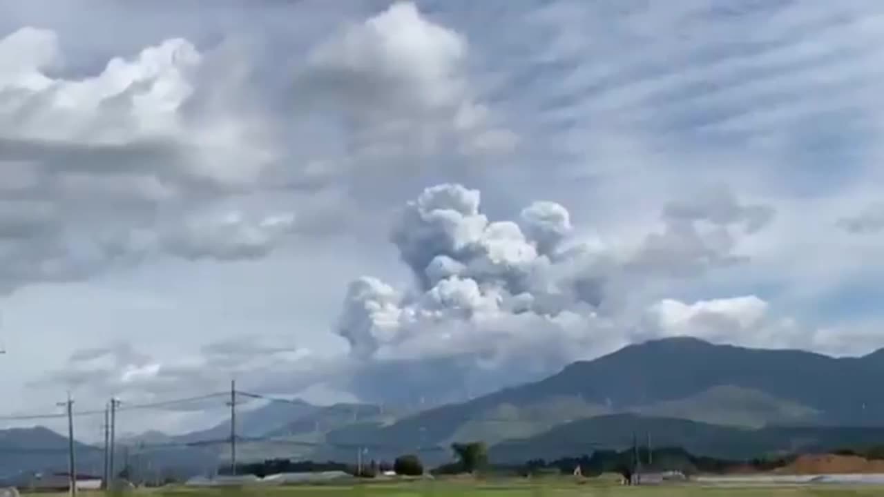 Japan: Level three volcanic activity alert sounded after Mount Aso erupts