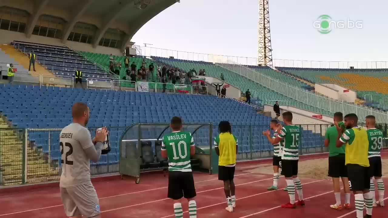 Футболистите на Черно море поздравяват феновете след ремито със Септември