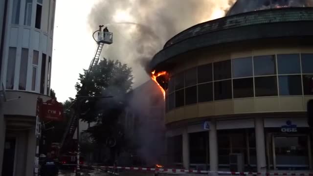 Голям пожар гори в центъра на Благоевград (ВИДЕО+СНИМКИ)