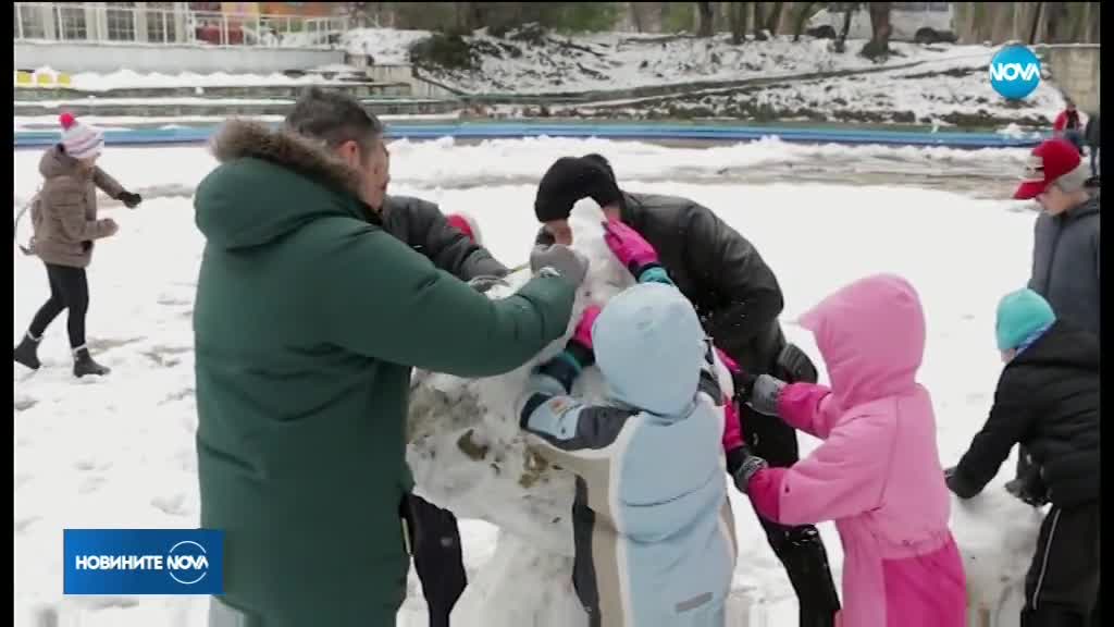 Варненци организираха семейно правене на снежен човек
